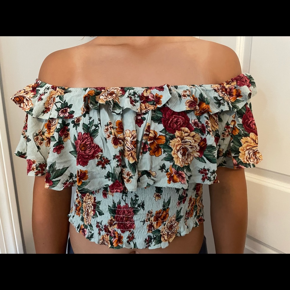 American Eagle floral off the shoulders shirt. Size large